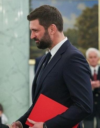 Nikodem Rachoń z żoną Katarzyną i trójką dzieci, ukazujący jego życie prywatne i rodzinne.