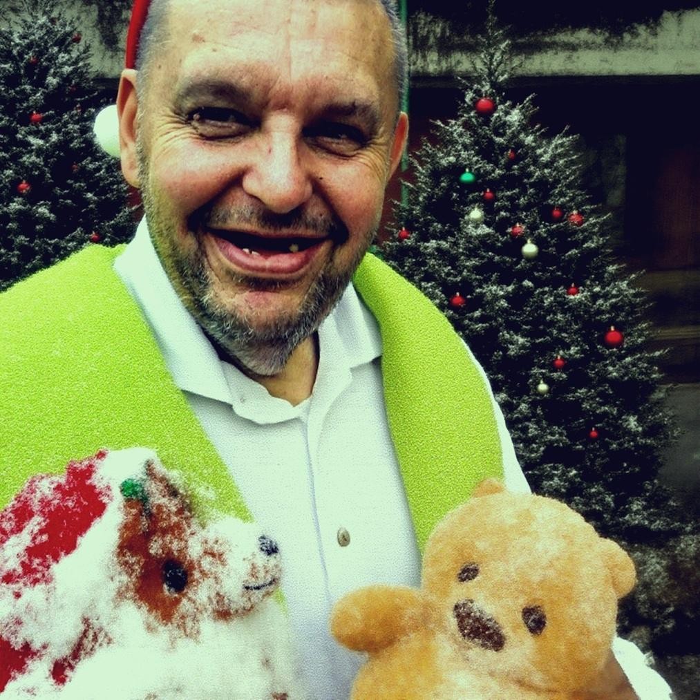 Dom Krzysztofa Kononowicza przy ulicy Szkolnej 17 w Białymstoku, z widocznymi śladami użytkowania, będący centralnym punktem Uniwersum Szkolna 17.