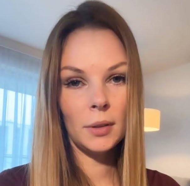 Małgorzata Tomaszewska podczas publicznego wydarzenia, uśmiechnięta, w interakcji z ludźmi.