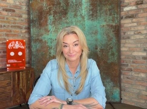 Martyna Wojciechowska podczas jednej ze swoich podróży, symbolizująca jej pasję do odkrywania świata i działalności społecznej.