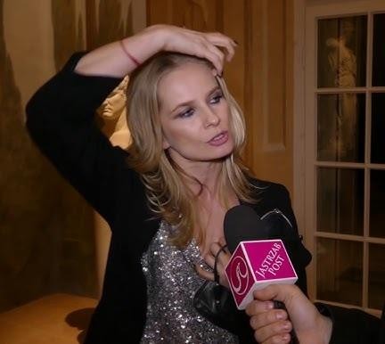 Magdalena Cielecka spacerująca po ulicach warszawskiego Starego Mokotowa, w tle eleganckie kamienice.