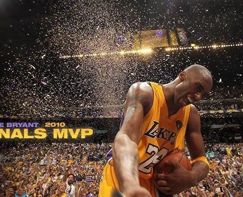 Kobe Bryant wykonujący rzut typu 