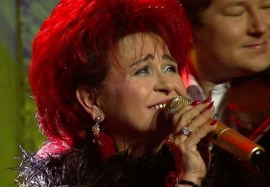 Bernadeta Kowalska i jej zespół „Bernadeta Kowalska i Przyjaciele” występujący na scenie podczas koncertu.