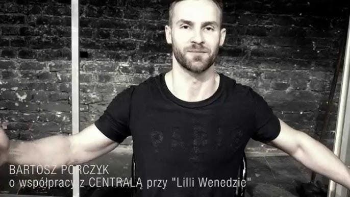 Aktor Bartosz Porczyk w ekspresyjnej scenie teatralnej, ukazującej jego intensywność i zaangażowanie w rolę.