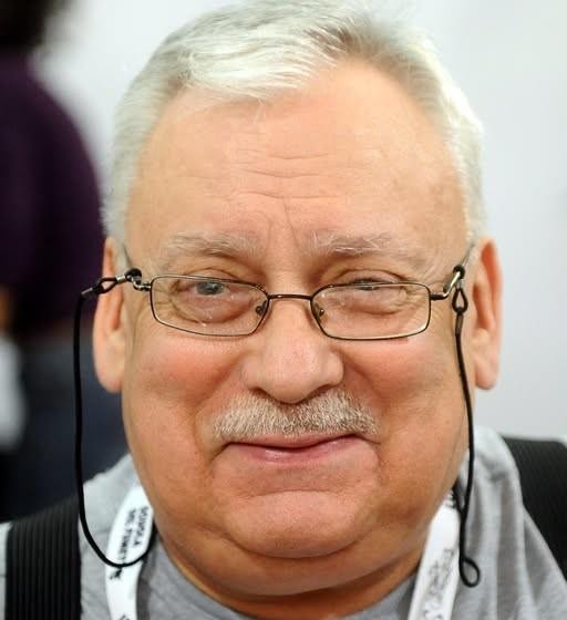 Przejście sagi o Wiedźminie Andrzeja Sapkowskiego z kart książek do świata gier komputerowych, ukazujące ewolucję Geralta z Rivii.