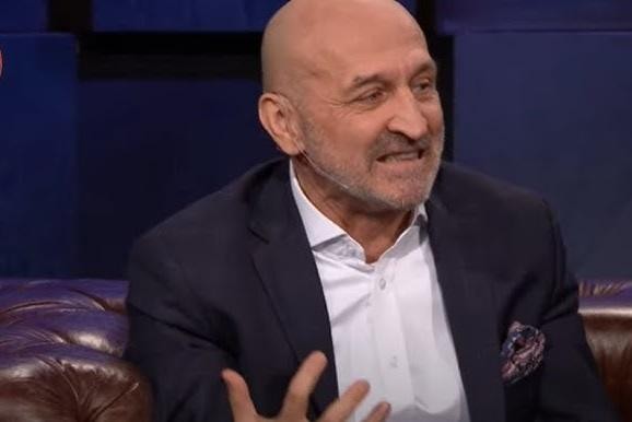 Dynamiczne przedstawienie Kazimierza Marcinkiewicza, łączące motywy polityczne i finansowe, symbolizujące jego różnorodną karierę.