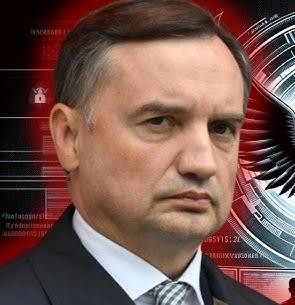 Alt: Zbigniew Ziobro przemawiający na konferencji prasowej lub wiecu politycznym, dynamiczne ujęcie z widocznymi mikrofonami i kamerami.