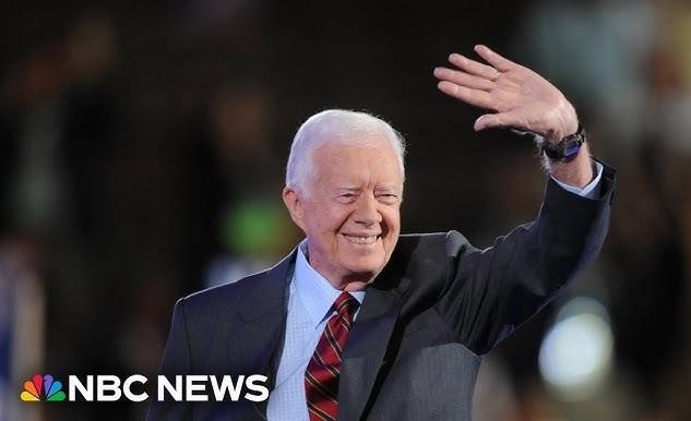 Jimmy Carter pracujący na budowie Habitat for Humanity, symbolizujący jego zaangażowanie w działalność humanitarną.