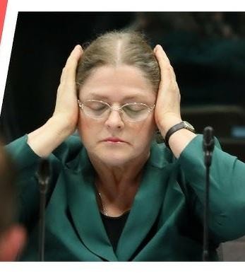 Symboliczne przedstawienie kariery Krystyny Pawłowicz, łączące motywy prawne i polityczne.