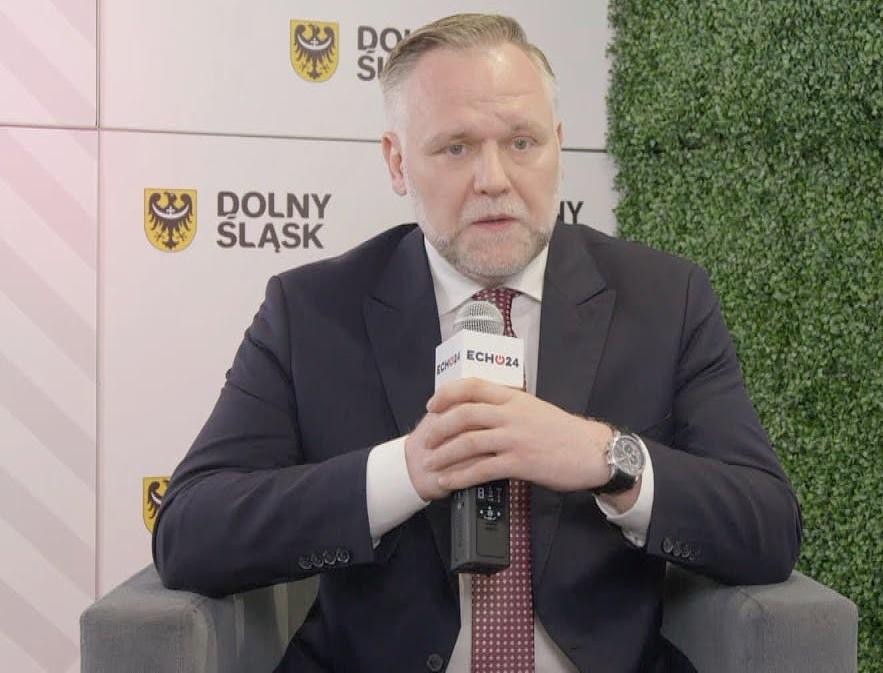 Dawid Jackiewicz przemawiający na wiecu politycznym, z gestykulacją i z zaangażowaniem.