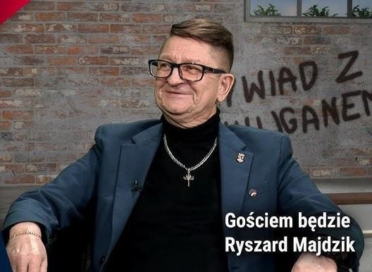 Mężczyzna o wyglądzie Ryszarda Majdzika w półmroku, zajęty drukowaniem lub kolportażem podziemnej prasy w czasach PRL, symbolizujący działalność opozycyjną.