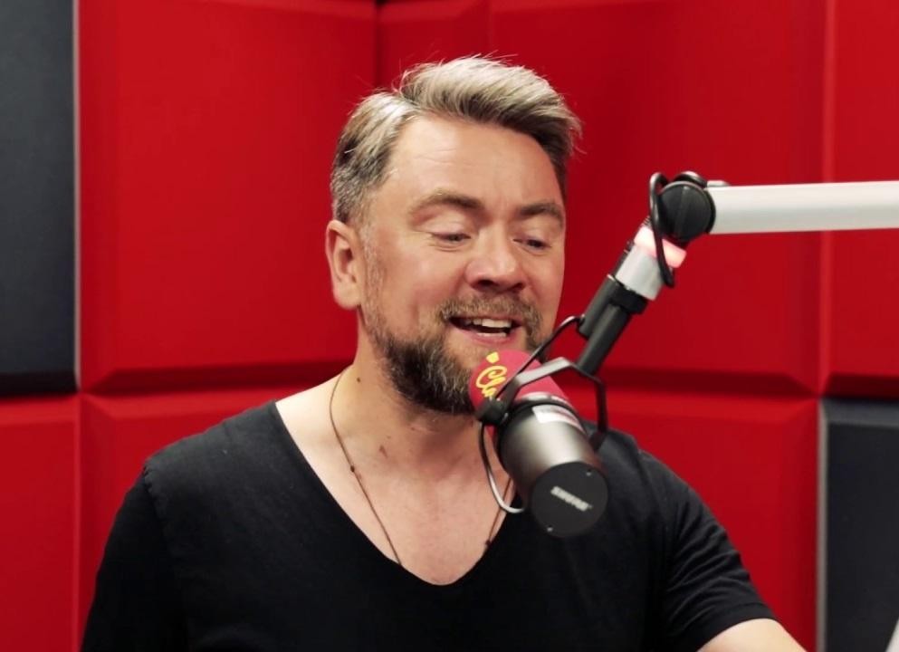 Nowoczesne studio muzyczne lub scena koncertowa, symbolizujące profesjonalne środowisko artysty.