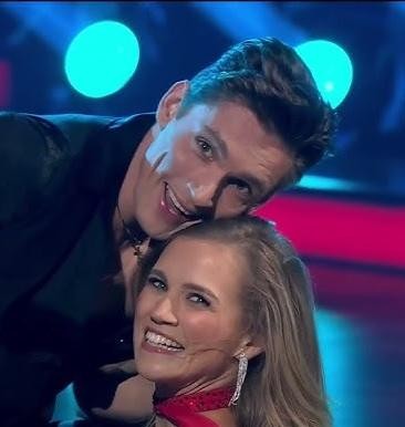 Agnieszka Kaczorowska tańcząca na scenie, w eleganckiej pozie, ukazująca pasję i precyzję ruchu.