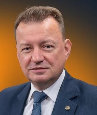 Graficzna reprezentacja kluczowych wydarzeń i odznaczeń w karierze politycznej Mariusza Błaszczaka, w tym nagród, działań parlamentarnych i wojskowych.