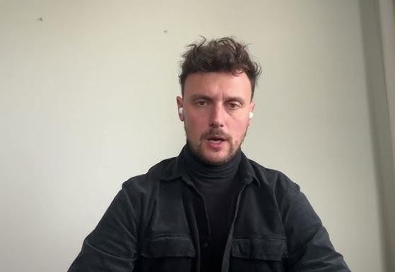 Łukasz Grabarczyk w chwili refleksji, zamyślony neurochirurg.