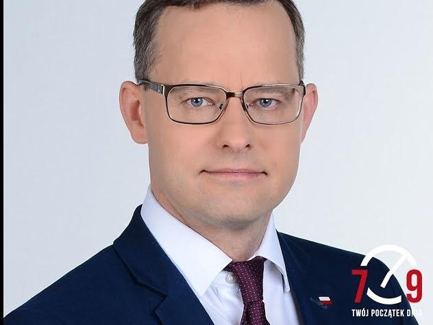 Marcin Romanowski przemawiający na wiecu politycznym, z widownią w tle, gestykulujący z przekonaniem.