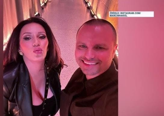 Marcin Hakiel i jego partnerka Dominika Serowska, uśmiechnięci i szczęśliwi, w intymnej, naturalnej scenerii.