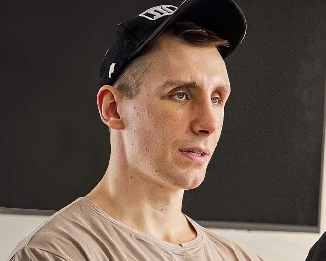 Michał Owczarzak (Owca WK) wykonujący rekordowy martwy ciąg, prezentujący siłę i determinację podczas treningu siłowego.