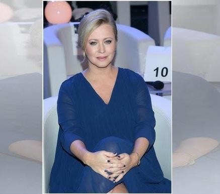 Agnieszka Wagner w zbliżeniu, z subtelnym uśmiechem, w tle zamazane elementy natury, symbolizujące zdrowy styl życia.