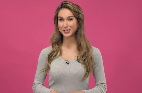 Ida Nowakowska w studio telewizyjnym, dynamicznie pozująca jako prezenterka lub jurorka programu.