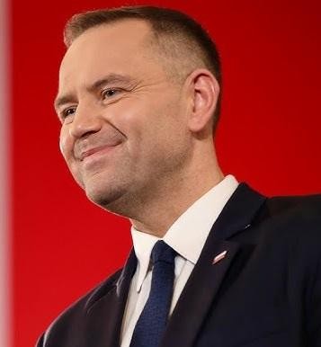 Karol Nawrocki przemawiający podczas uroczystości historycznej.