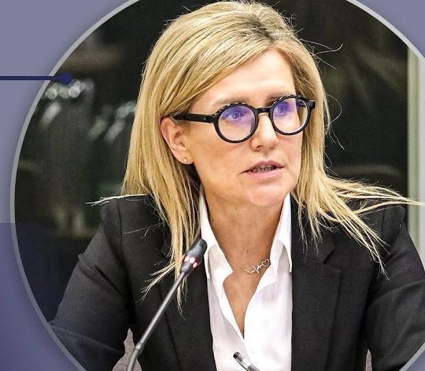Symboliczne przedstawienie walki Ewy Wrzosek o niezależność wymiaru sprawiedliwości, z elementami sali sądowej i symbolami sprawiedliwości.