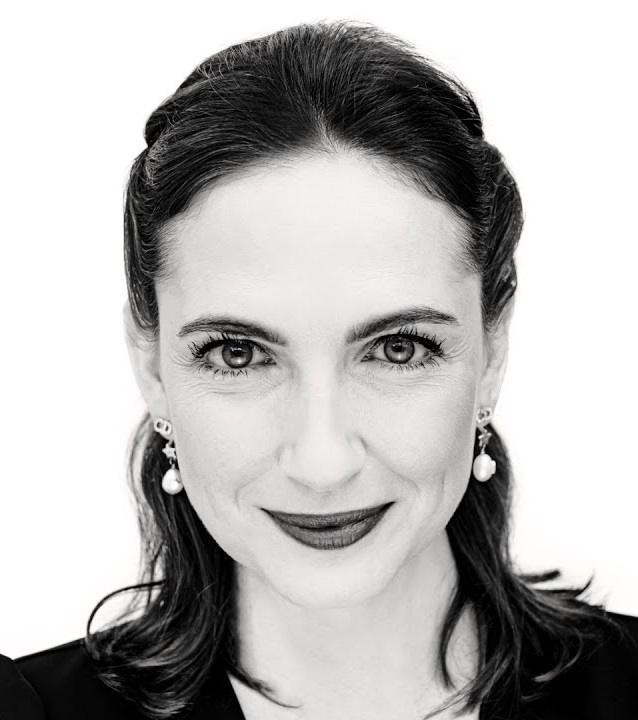Anna Cieślak na scenie teatralnej, ukazana w intensywnym, emocjonalnym ujęciu podczas spektaklu.