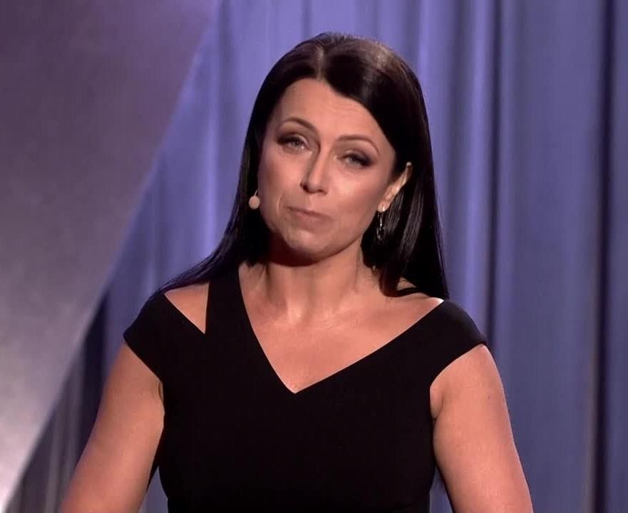 Adrianna Borek w dynamicznym ujęciu podczas występu kabaretowego, w roli Krystyny, z charakterystyczną mimiką i gestykulacją, na scenie z Kabaretem Nowaki.