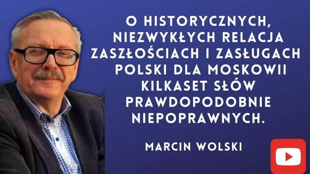 Grafika symbolizująca różnorodną karierę Marcina Wolskiego, łącząca elementy pisania, dziennikarstwa radiowego i satyry.