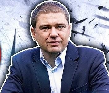 Piotr Szumlewicz aktywnie zaangażowany w działalność publiczną, np. podczas przemówienia lub protestu.