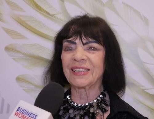 Sława Przybylska z drugim mężem, Janem Krzyżanowskim, w czułym uścisku, symbolizującym ich długotrwałą miłość i wspólne życie.