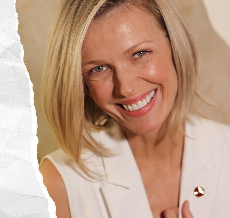 Magda Mołek na planie telewizyjnym, uśmiechnięta, w dynamicznej pozie, symbolizującej jej aktywną karierę.