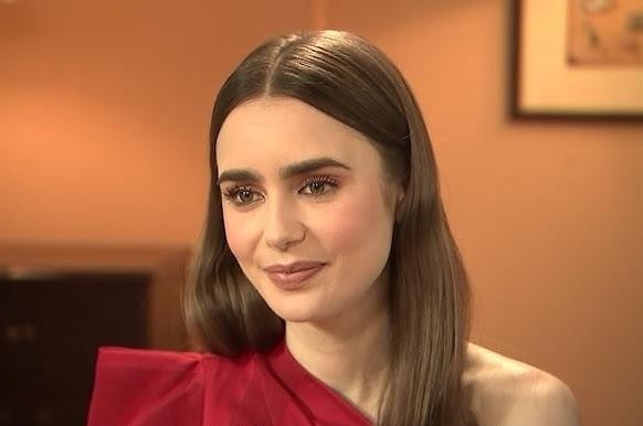 Zdjęcie Lily Collins, uśmiechającej się naturalnie.