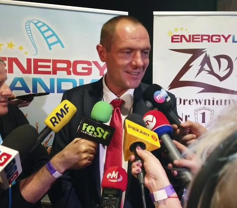 Samochód rajdowy Energylandia Rally Team w akcji, pędzący przez pustynny krajobraz.