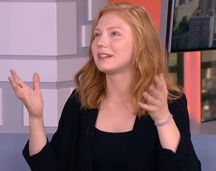 Edyta Torhan na scenie teatralnej, oświetlona ciepłymi reflektorami, oddająca pasję i intensywność aktorstwa.