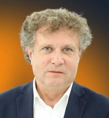 Alt: Jacek Karnowski podczas spotkania z mieszkańcami lub wydarzenia politycznego, uśmiechnięty i zaangażowany w interakcję.