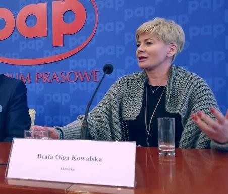Beata Olga Kowalska na scenie teatralnej podczas występu.