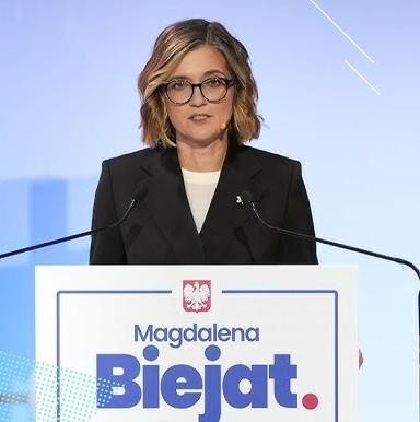 Magdalena Biejat z dziećmi, Ignacym i Leą, w ciepłej i naturalnej scenerii, podkreślającej jej rolę matki.