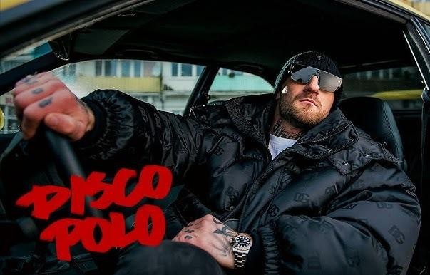 Ekran smartfona wyświetlający profil Kizo na Instagramie, ukazujący jego dużą liczbę obserwujących i różnorodne treści.
