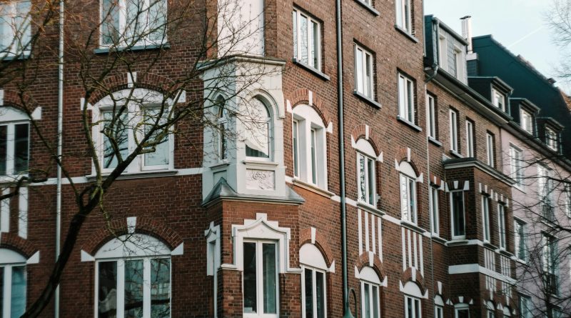 Łódzkie kamienice kontra nowe osiedla – jakie płytki i styl najlepiej pasują do każdego typu mieszkania?