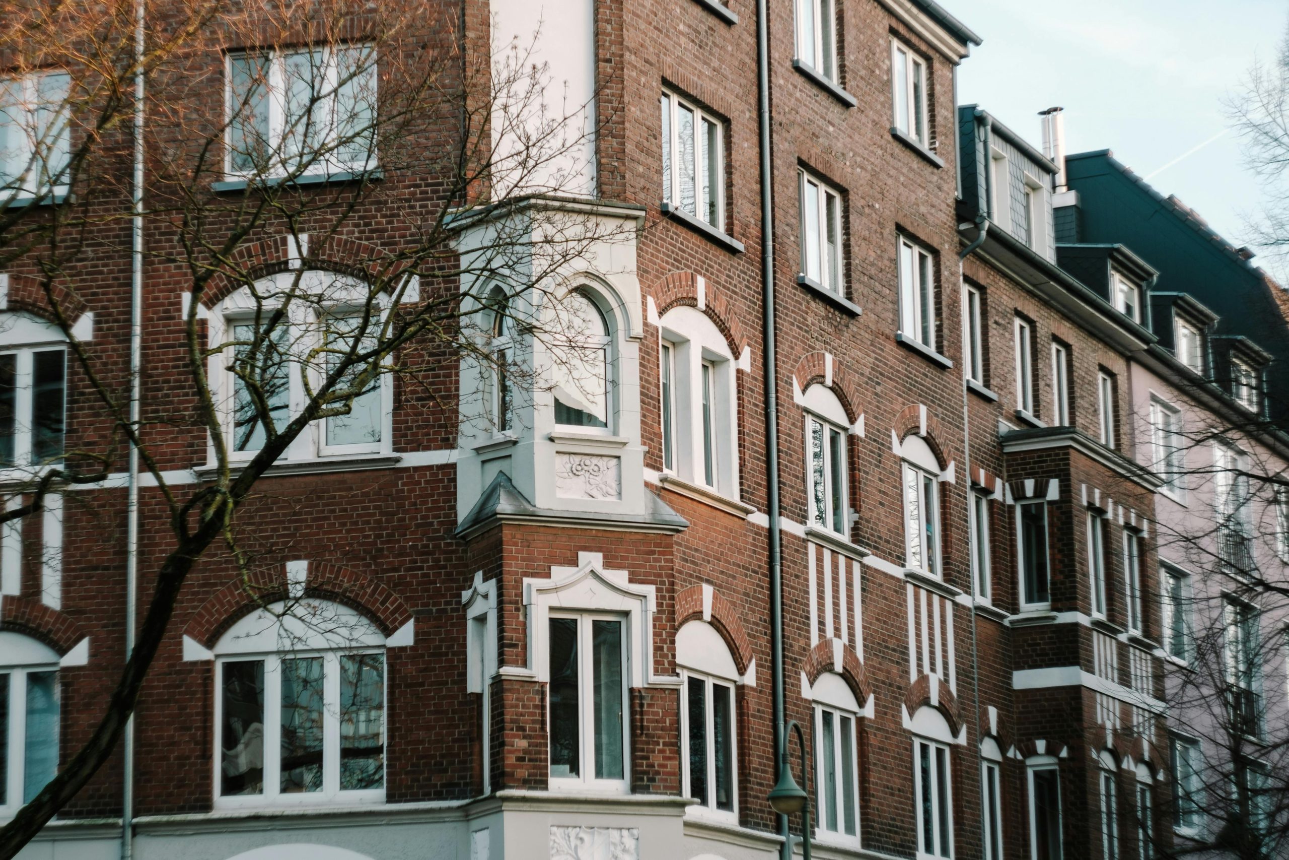 Łódzkie kamienice kontra nowe osiedla – jakie płytki i styl najlepiej pasują do każdego typu mieszkania?