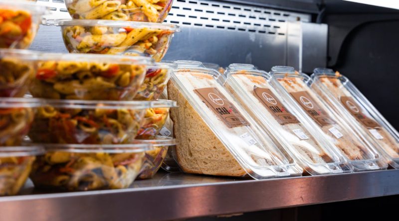 Co jeść podczas podróży, żeby uniknąć fast foodów?